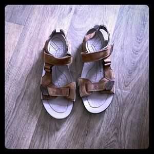 Men’s Clarks sandals in EUC